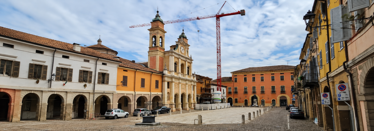 Piazza storica di Guastalla con gru e costruzione studio-tecnico-ing-artoni-guastalla-reggio-emilia